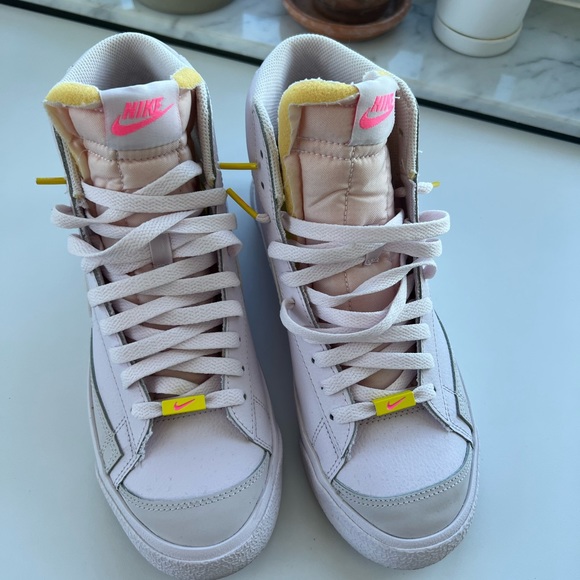 Women's Blazer Mid 77, Digital pink color. - Picture 3 of 8